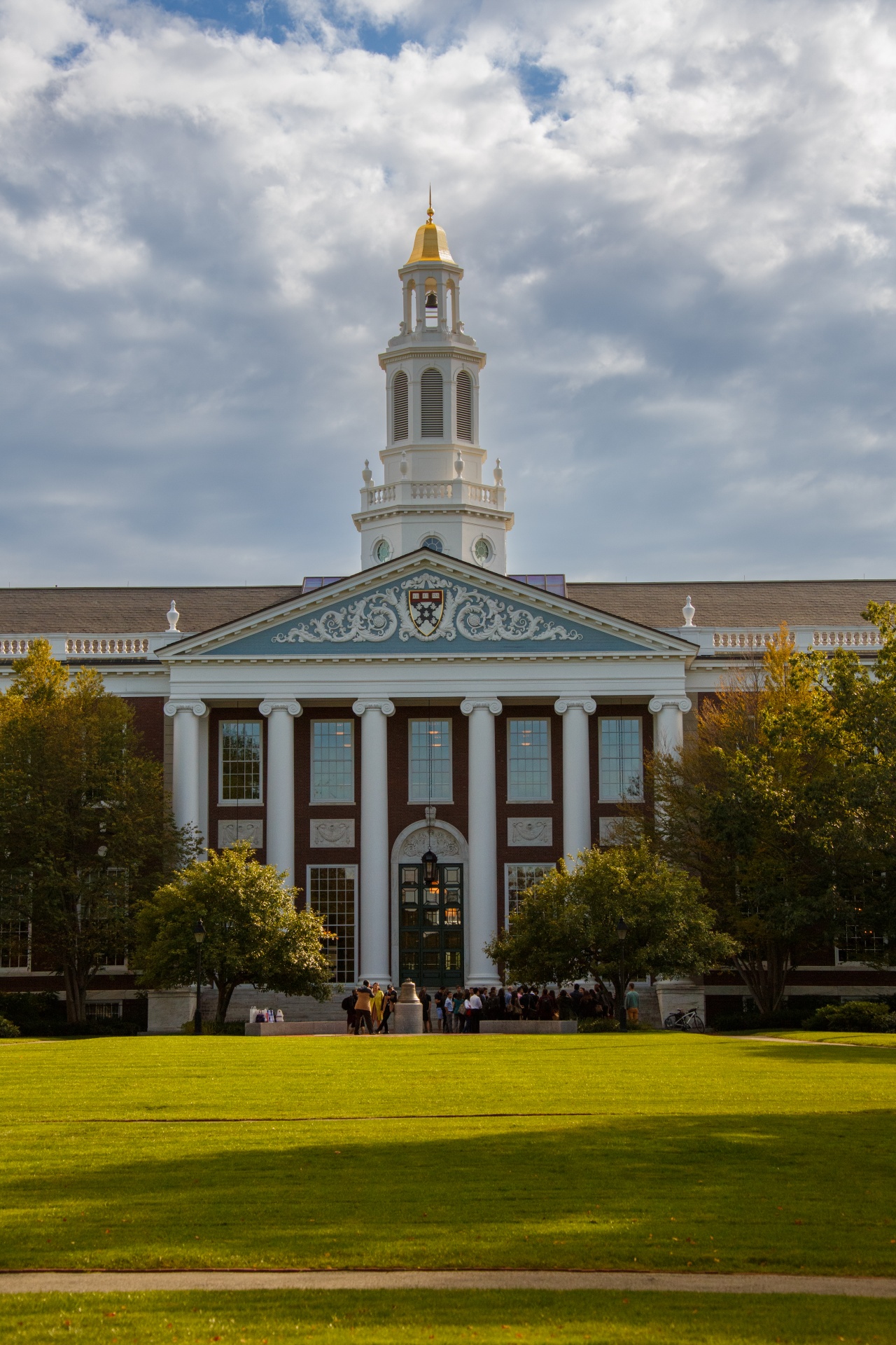 Baker Library, no campus da Harvard Business School, em um dia de céu azul