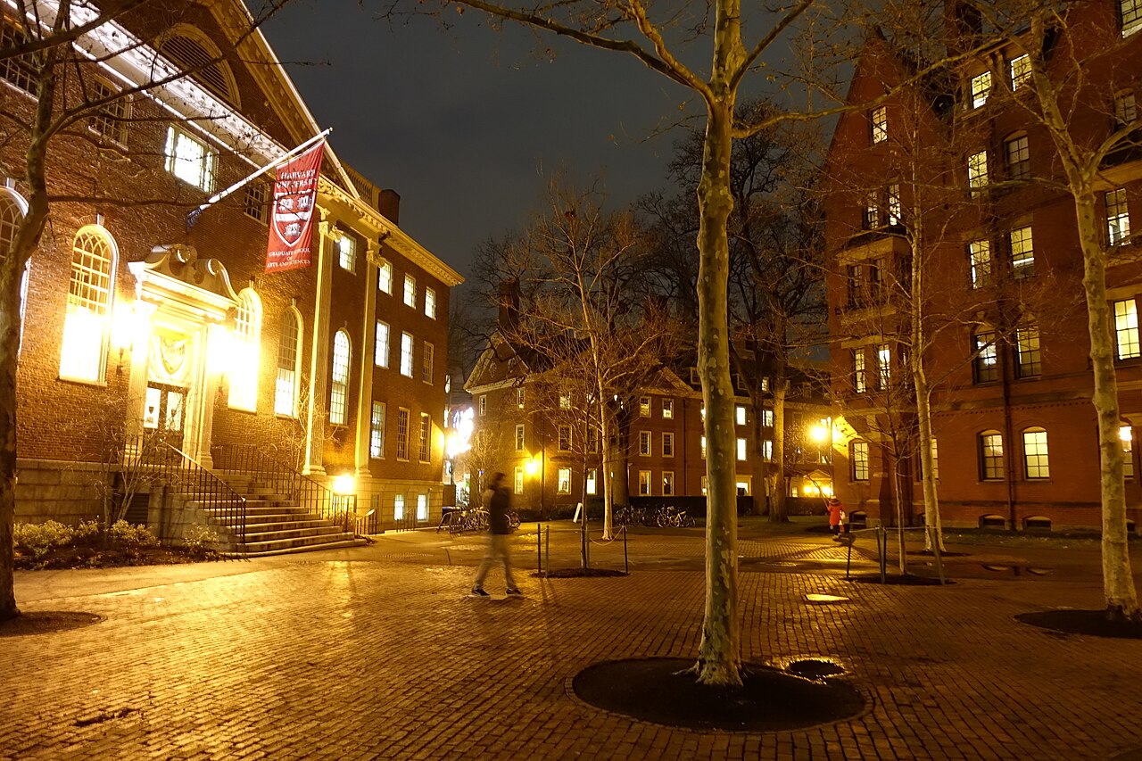 O campus de Harvard iluminado ao anoitecer