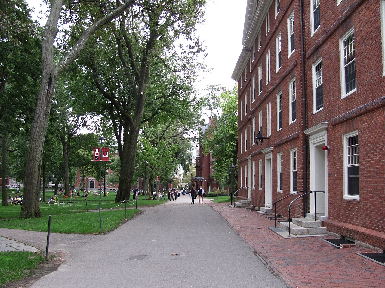 Prédios de tijolos e caminhos arborizados de Harvard Yard